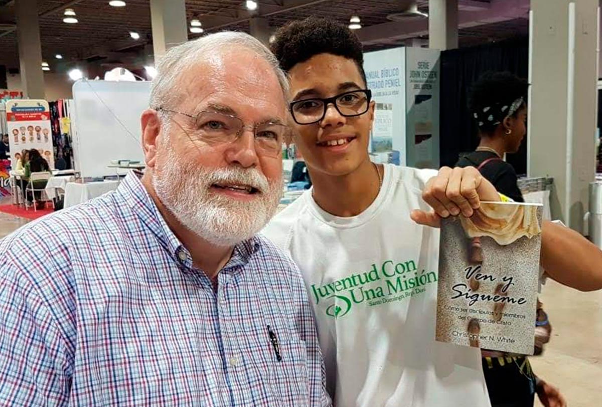 Chris White with his book Ven y sígueme at Unilit Miami 2018